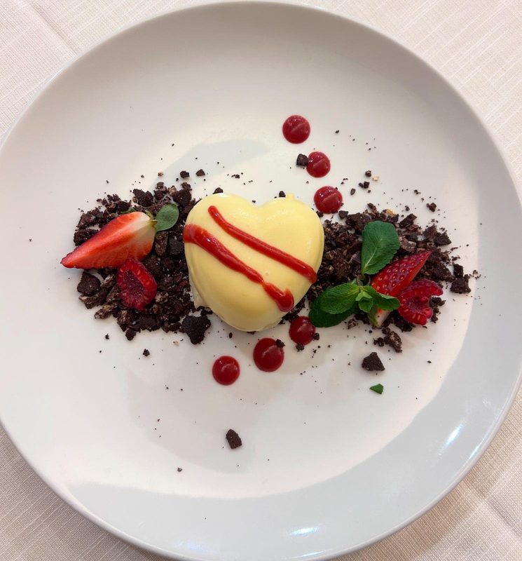 Semifreddo a forma di cuore con fragole