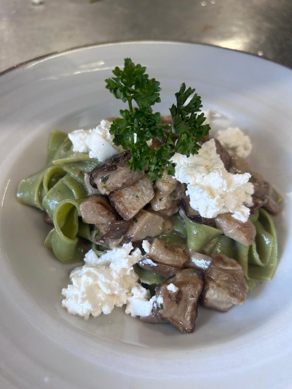 Pasta fresca verde con ricotta