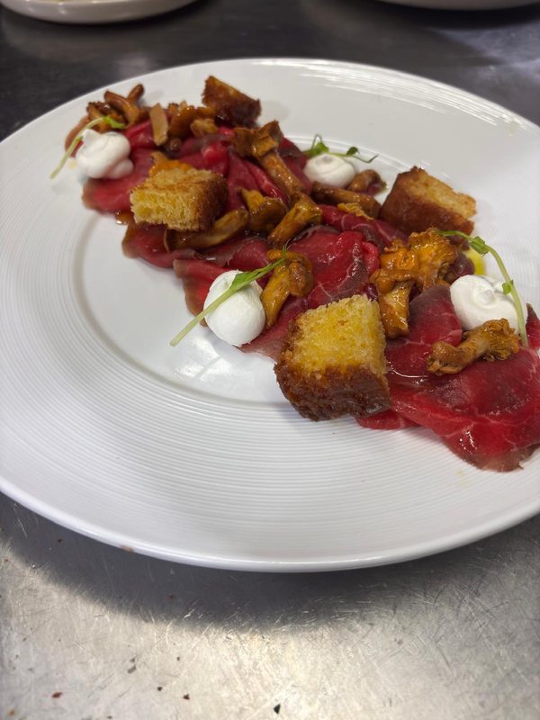 Carpaccio di manzo con crostini