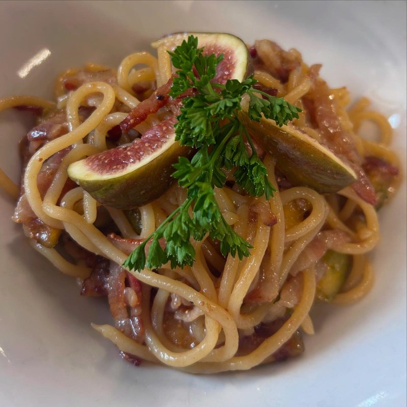 Spaghetti con fichi e crudo