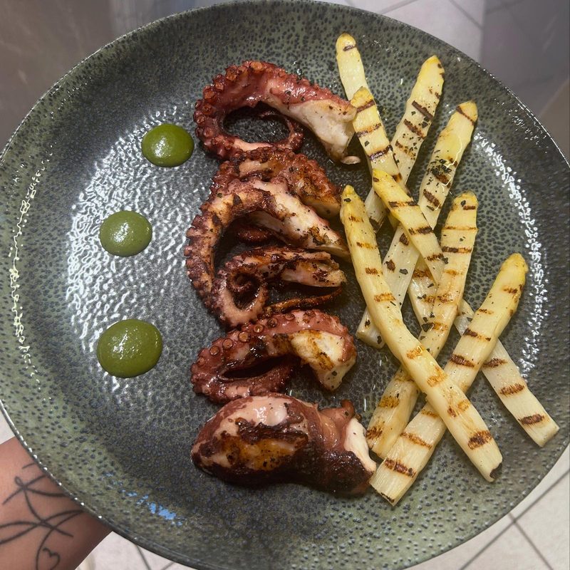 Polpo grigliato con bastoncini di polenta