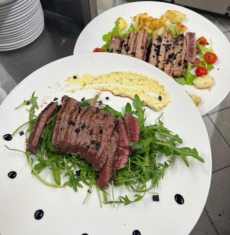 Tagliata di tonno e tagliata di manzo con rucola