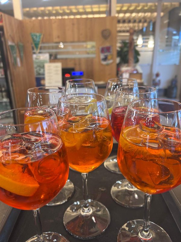 Spritz serviti su un vassoio