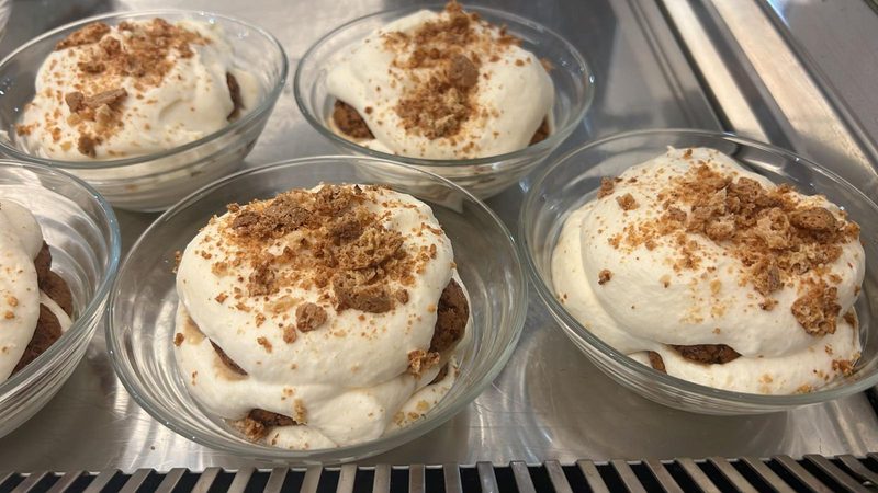 Tiramisù servito in coppette di vetro