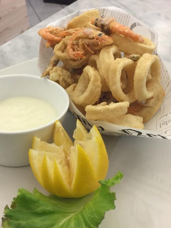 Fritto misto di pesce con salsa e limone