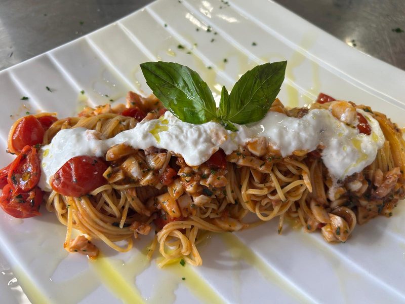Spaghetti con pomodorini e burrata