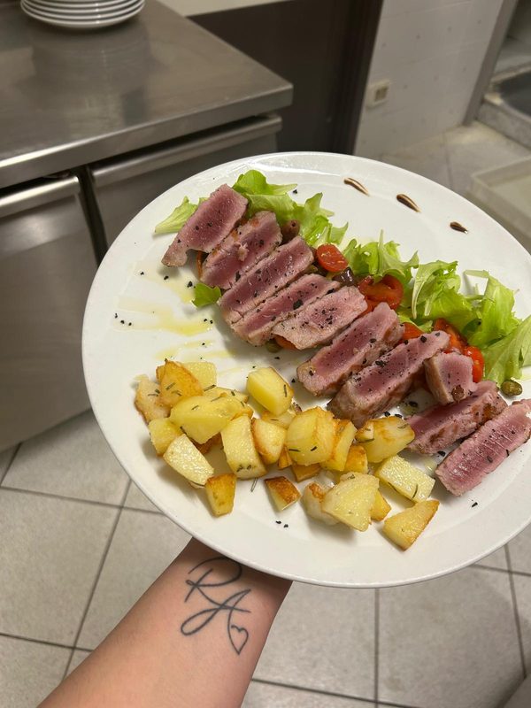 Tagliata di tonno scottato con patate e insalata
