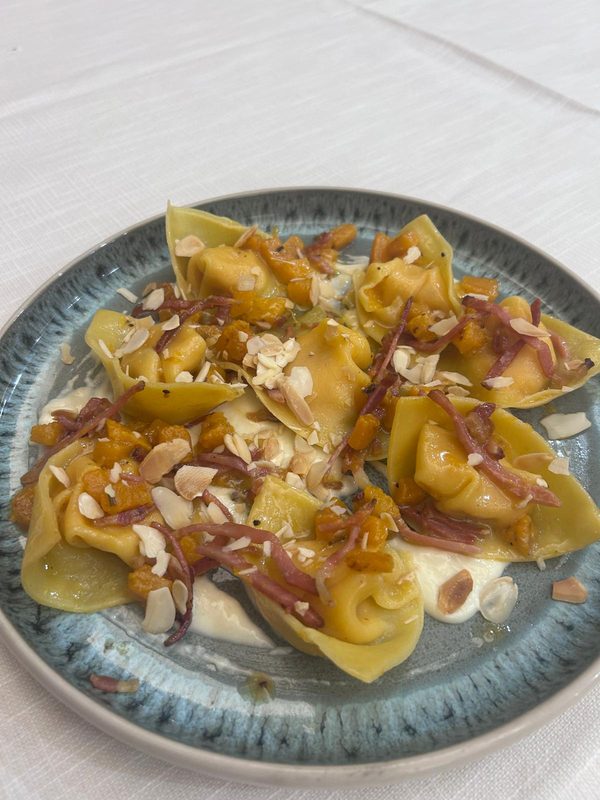 Ravioli con speck e granella di mandorle