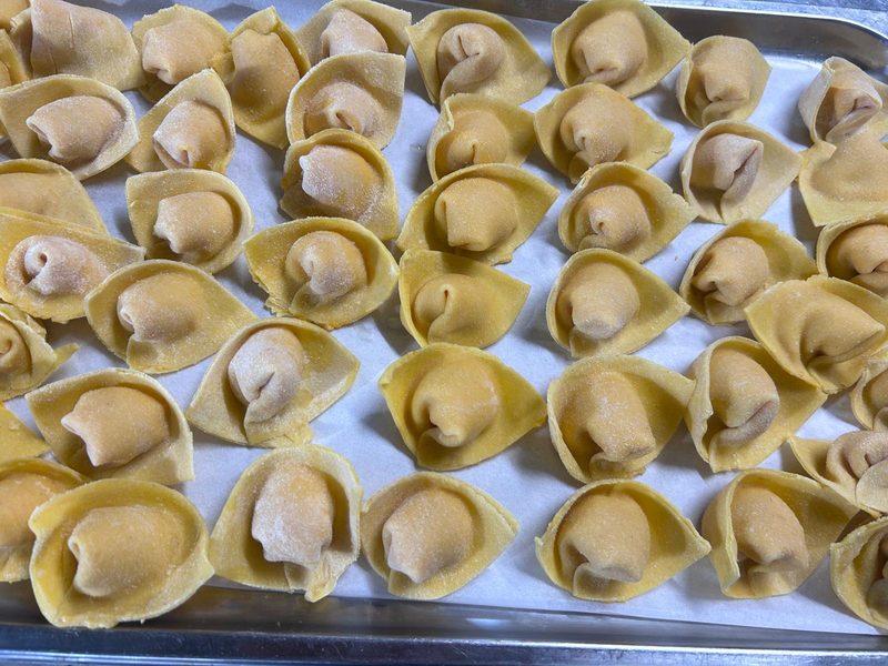 Pasta fresca ripiena preparata a mano