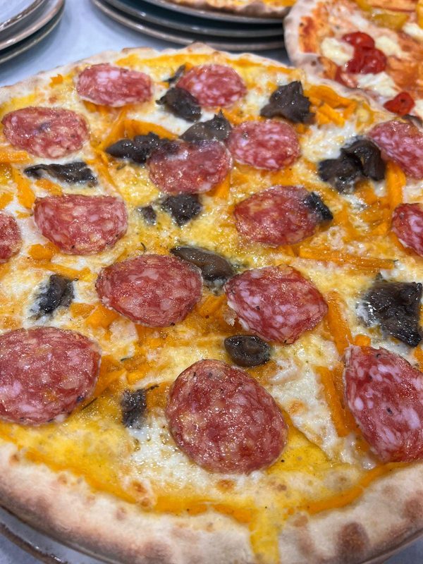 Pizza con salame piccante e olive