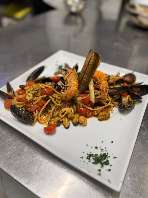 Spaghetti allo scoglio con cozze e gamberi