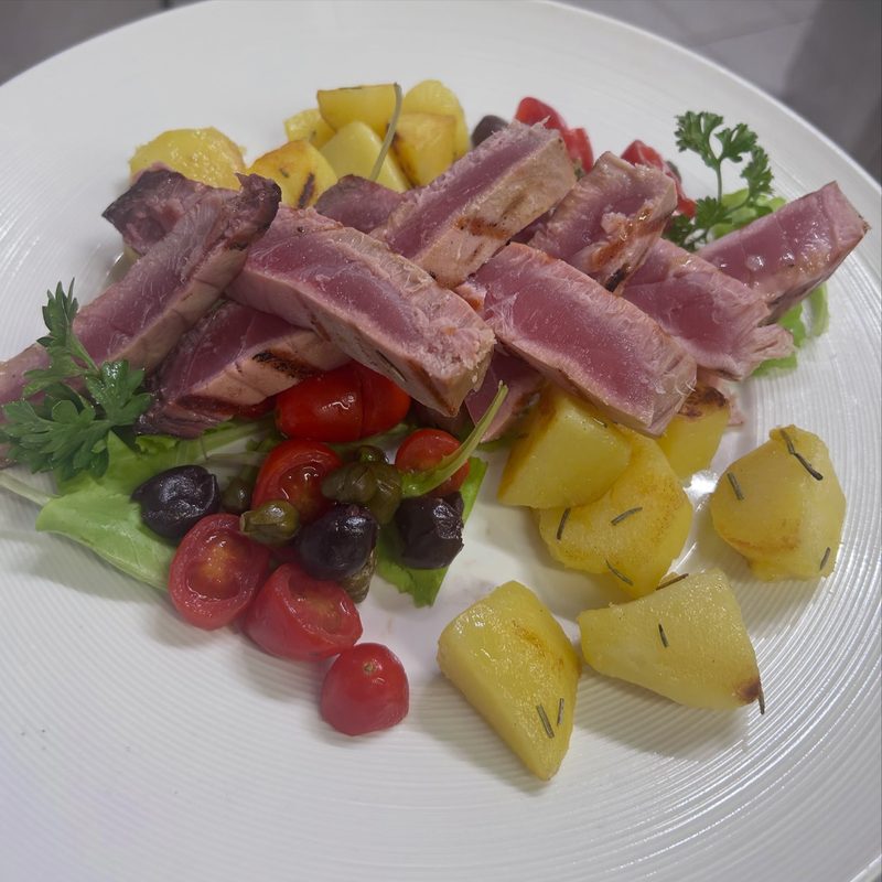 Tagliata di tonno con patate, olive e pomodorini
