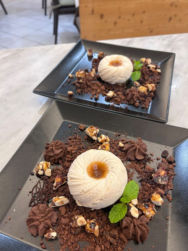 Semifreddo con granella di nocciole e terra di cacao