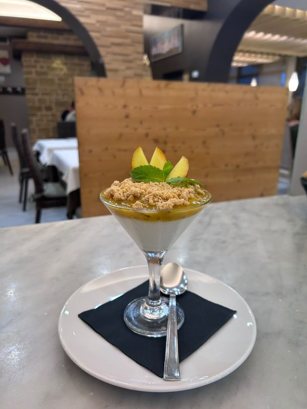 Coppa di crema con frutta fresca
