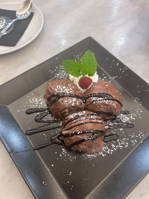 Dolce al cioccolato con panna e menta