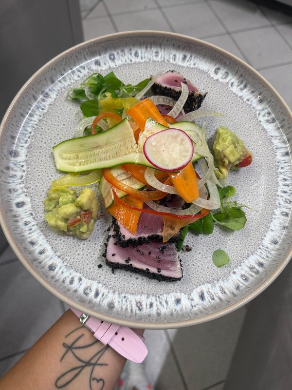 Crudo di pesce con verdure croccanti