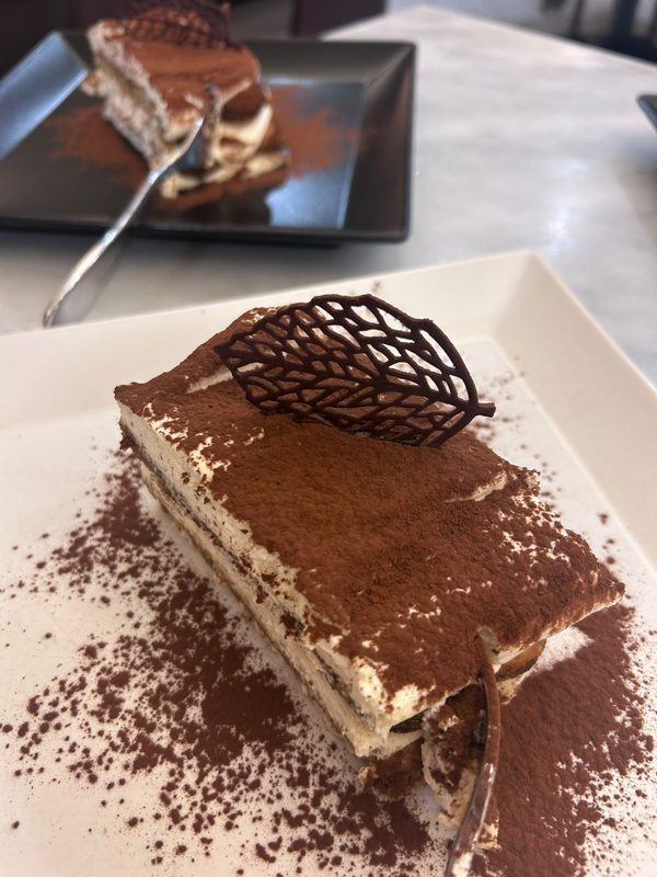 Tiramisù con decorazione di cioccolato