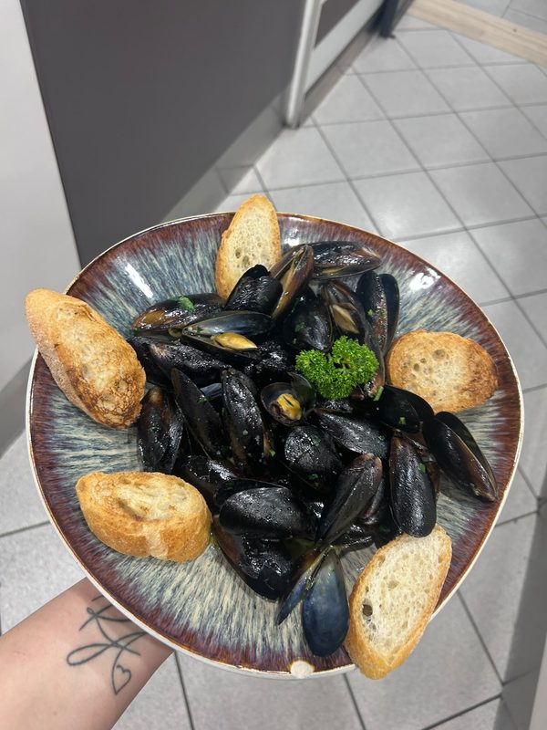 Cozze in guazzetto con crostini