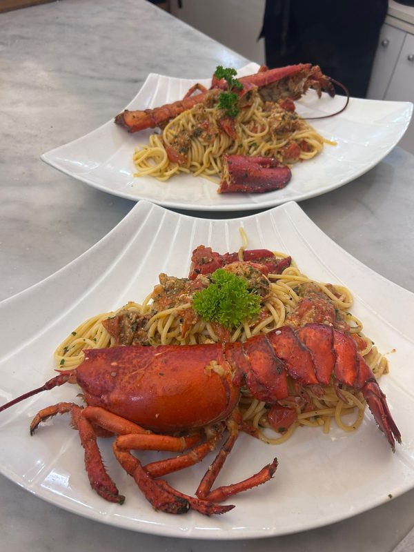 Due piatti di spaghetti all'astice