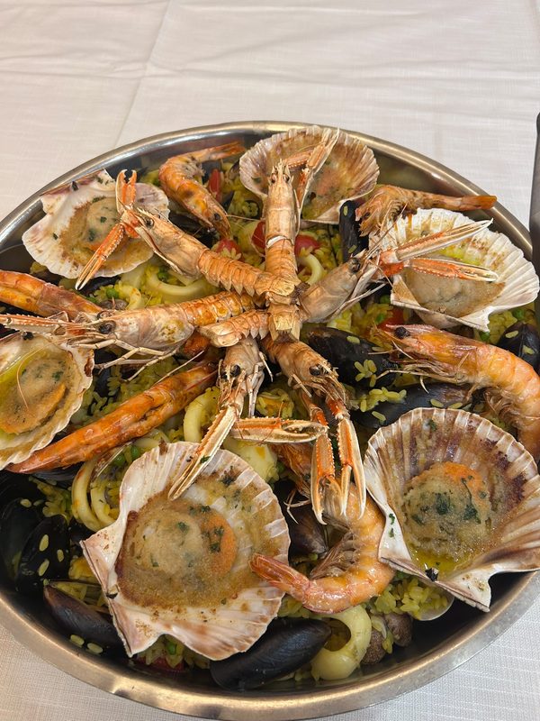 Grande piatto di riso alla marinara con scampi e capesante