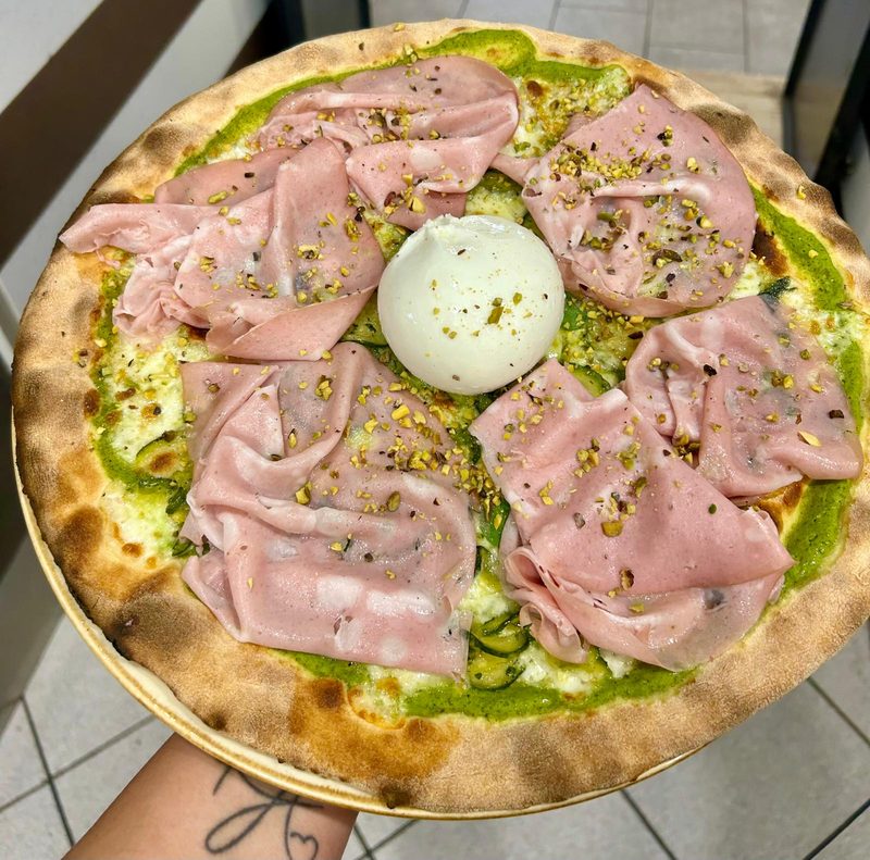 Pizza con mortadella, burrata e pistacchio