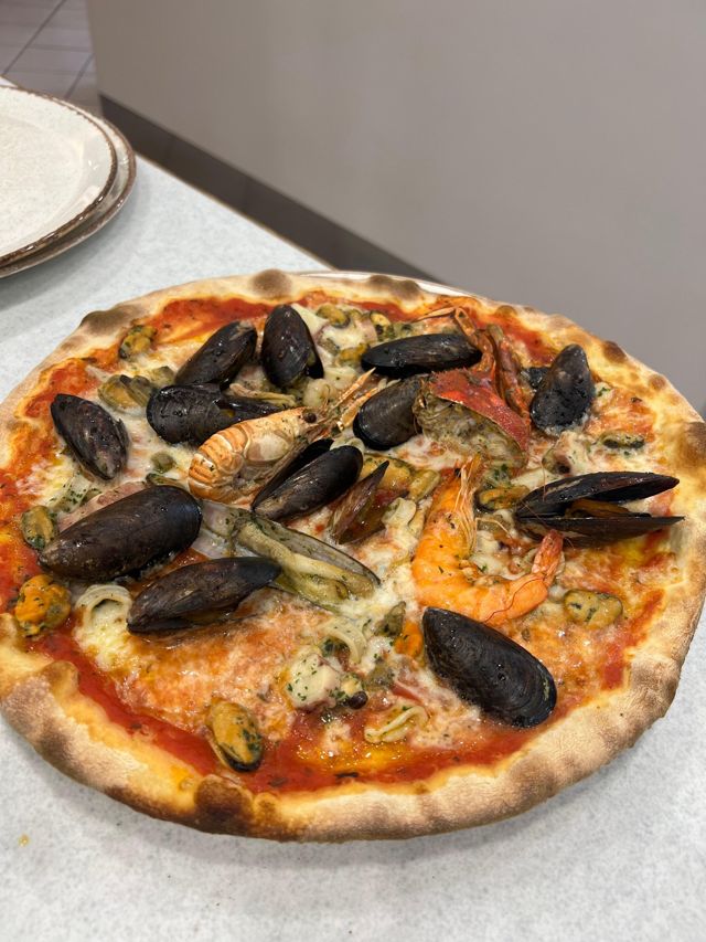Pizza ai frutti di mare con cozze e gamberi