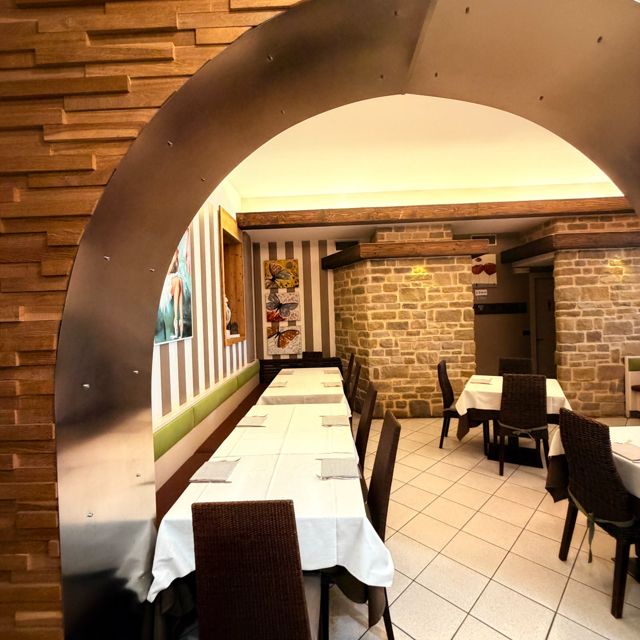 Arco in mattoni verso la sala interna