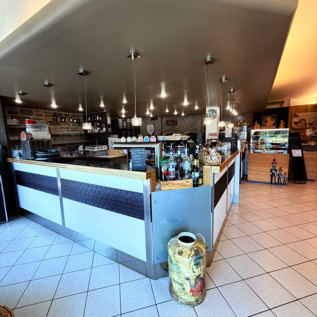 Bancone e sala interna del ristorante
