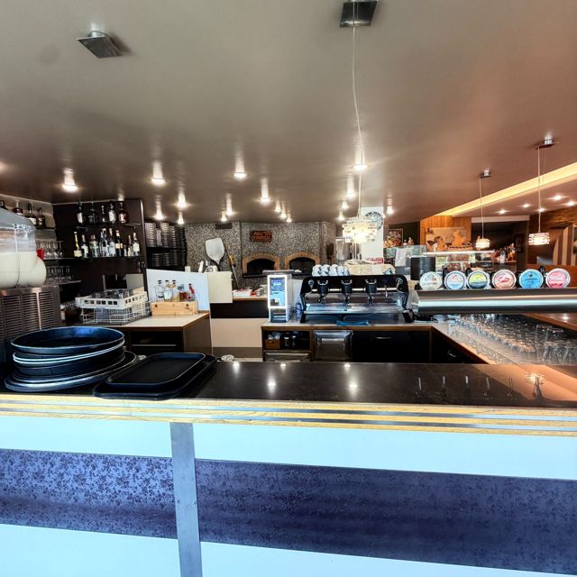 Bancone bar con macchina del caffè e bottiglie