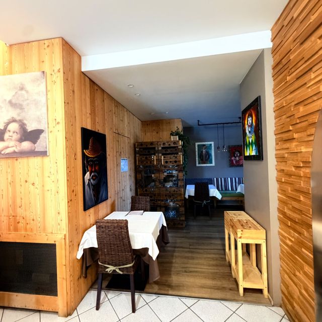 Saletta interna con parete rivestita in legno