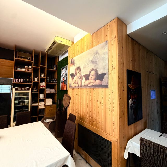 Sala con cantina dei vini e quadri alle pareti